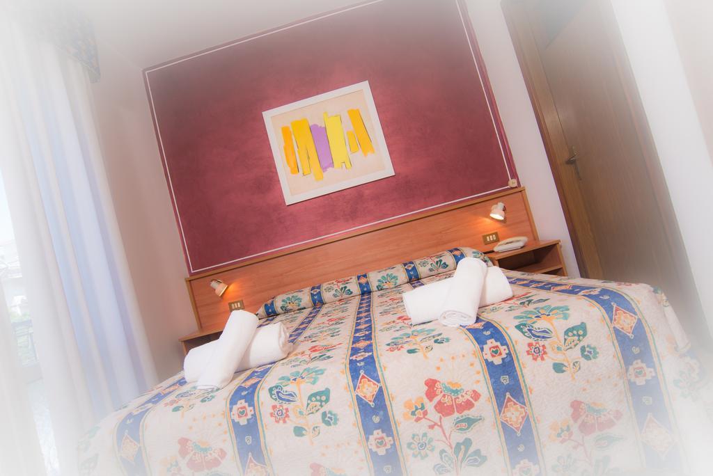 Hotel Azzorre Лидо-ди-Езоло Номер фото